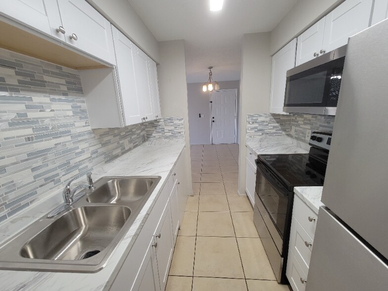 Building Photo - 5303 Summerlin Rd