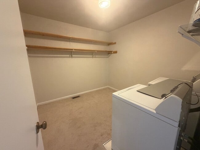 Building Photo - Salem duplex/townhouse