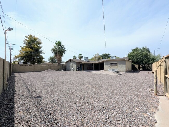 Building Photo - 2443 E Earll Dr