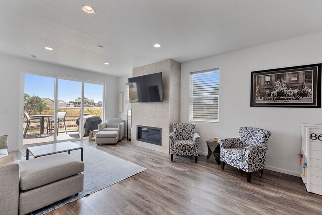 Building Photo - 4 Bedroom, 2 bath in Fort Collins - Backs ...
