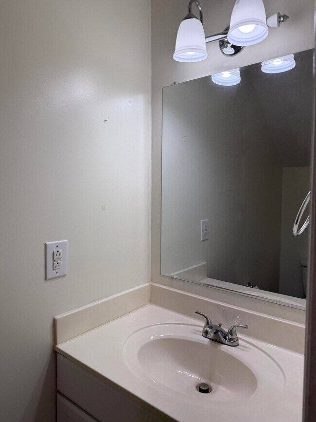 Building Photo - 640 Date Palm Cir
