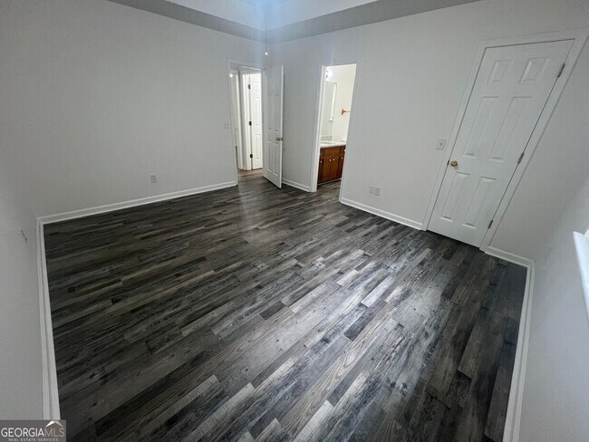 Building Photo - 545 E Country Woods Dr