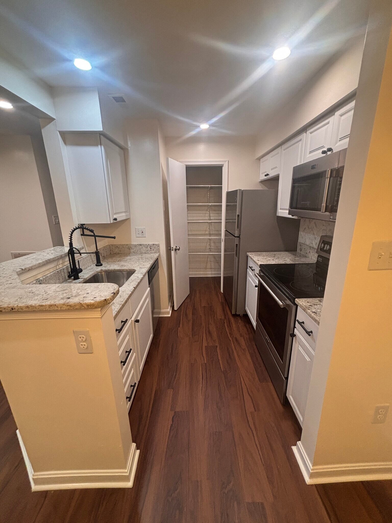 Building Photo - 6911 Victoria Dr