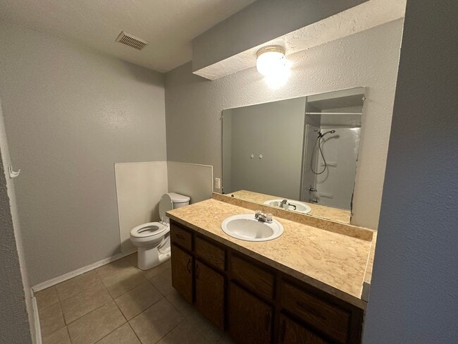 Building Photo - 3 Bed, 1 1/2 Bath, 1 Car Garage