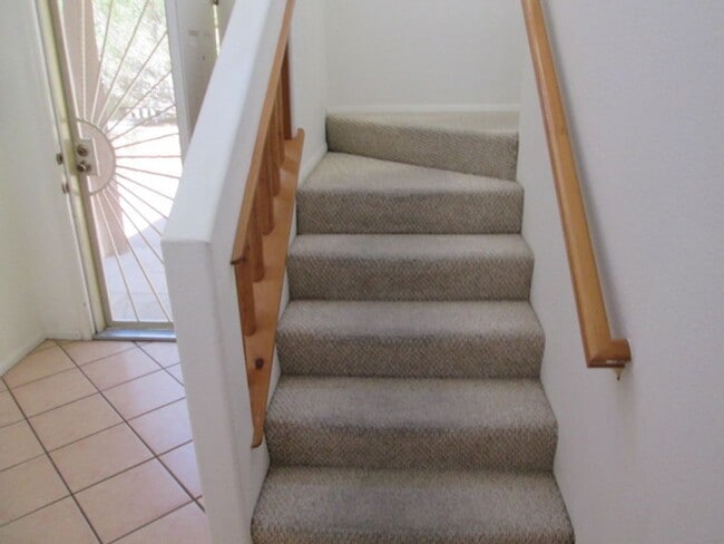 Building Photo - (4) Beds & (3) Car Garage