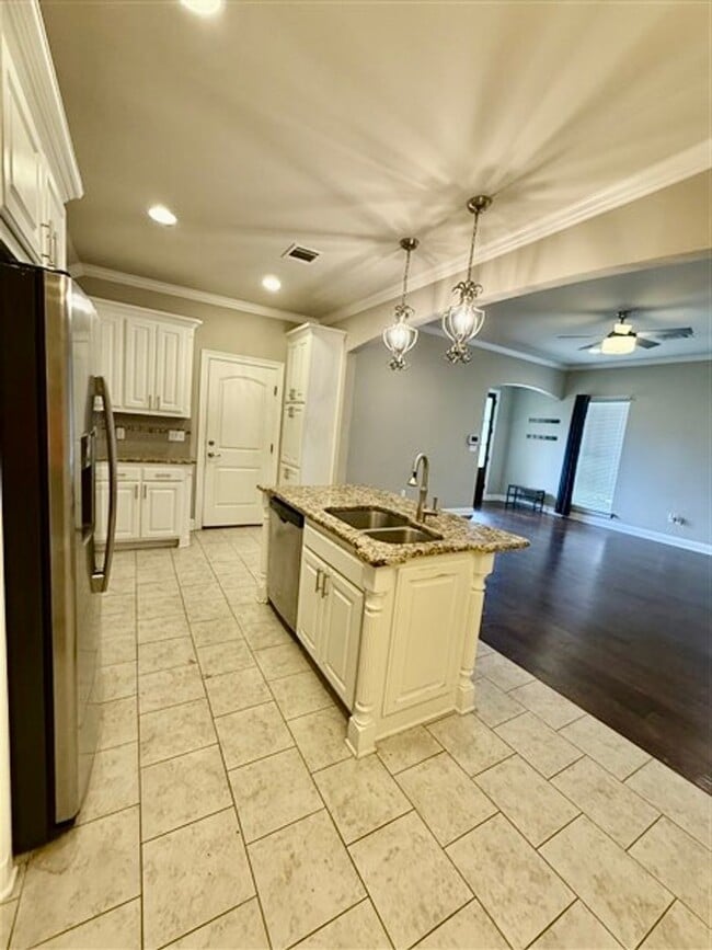 Building Photo - For Lease in Gated Cypress Place! Like-New...