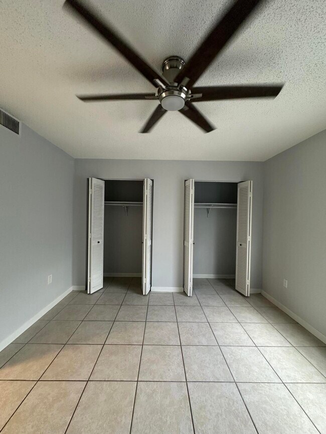 Building Photo - 837 Hickory St