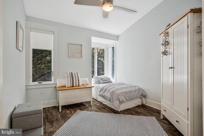 Building Photo - 125 Island View Dr