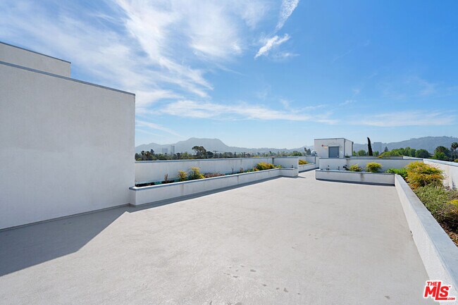 Building Photo - 5229 Willowcrest Ave