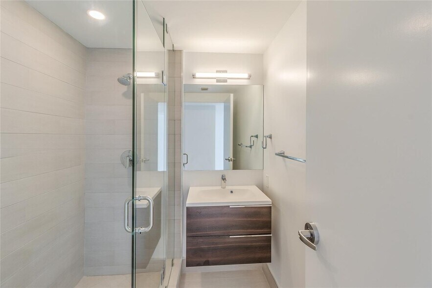 Building Photo - 9940 W Bay Harbor Dr