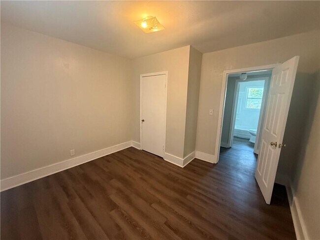 Building Photo - 423 Devon Dr