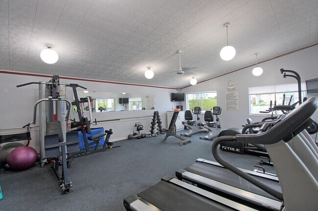 Building Photo - 2721 Garden Dr N