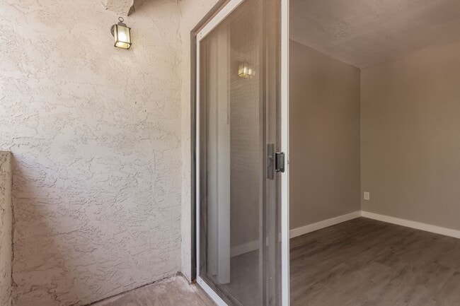 Building Photo - 736 S Farmer Ave