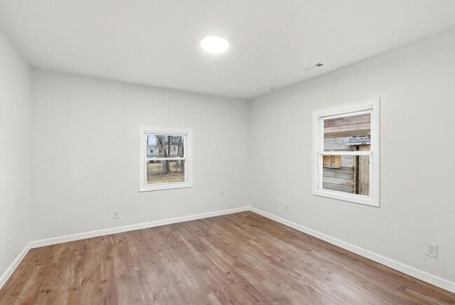 Building Photo - Fully Updated 2-Bed with Modern Finishes