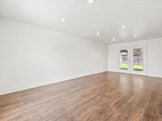 Building Photo - Spacious 3-Bedroom Home Near Medical Cente...