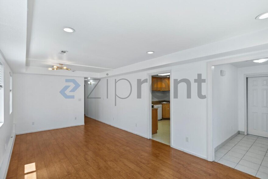 Building Photo - Unit
