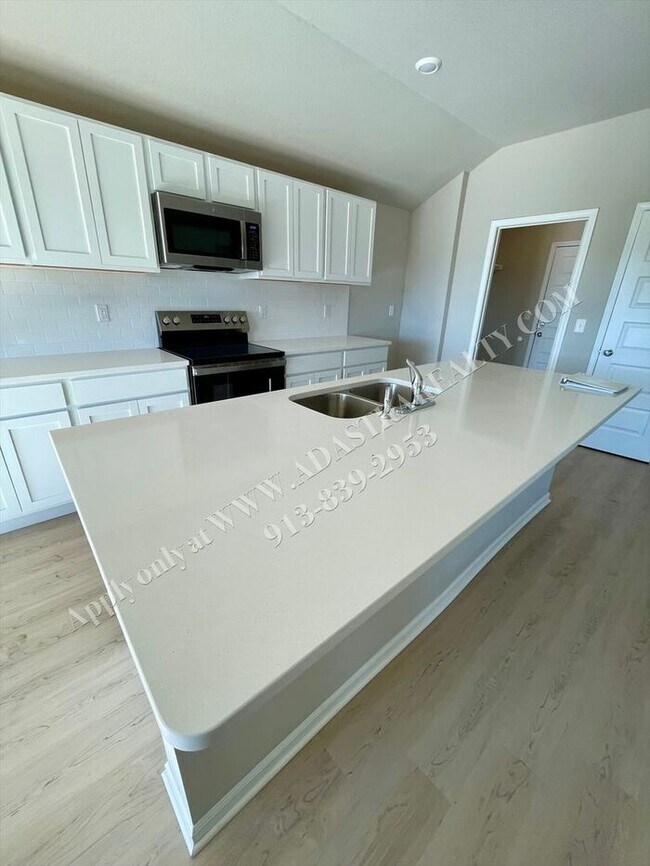 Building Photo - Brand New!! 3 Bed 2 Bath Home in Spring Hill-Available NOW!!