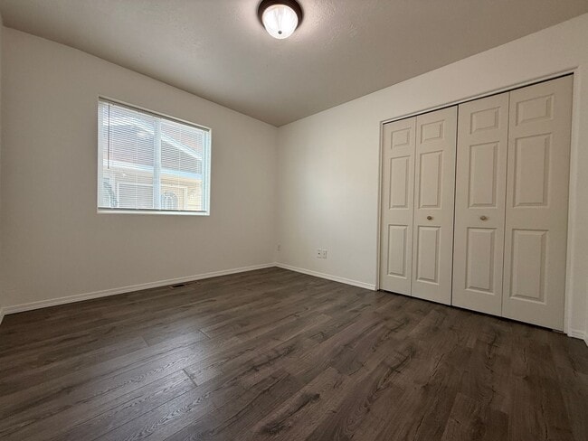 Building Photo - CHECK OUT THIS OPEN FLOOR PLAN HOME IN RED...