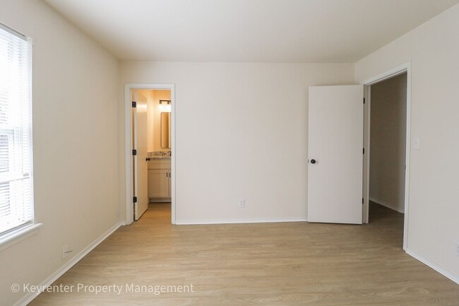 Building Photo - E 31st Ct Duplex