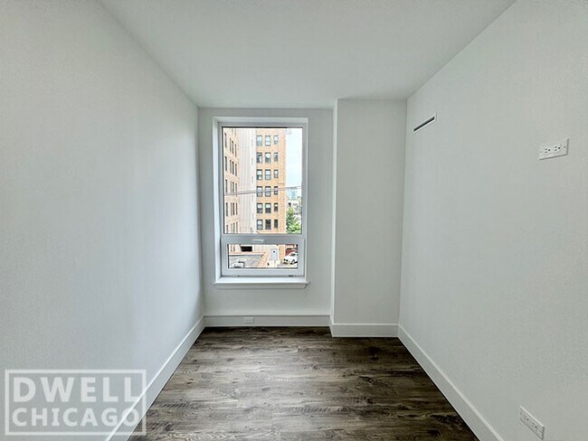 Building Photo - 901 W Carmen Ave