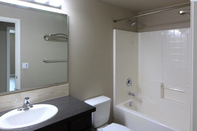 Building Photo - 3 bedroom, 2 bath home in Pasco