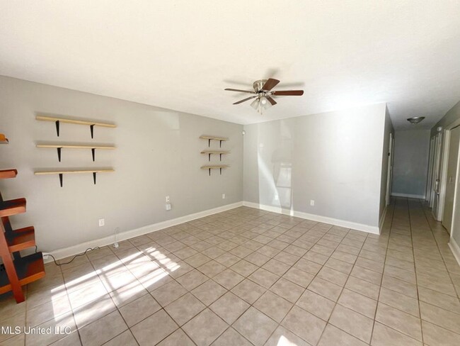 Building Photo - Move In Ready 3br/1Ba