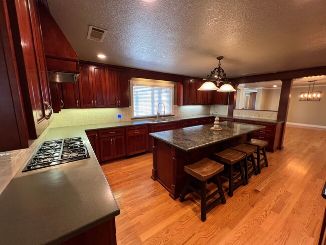 Building Photo - Stunning Country property in Oakdale!