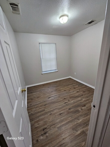 Building Photo - Room in Duplex on Stalcup Rd