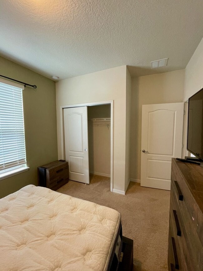 Building Photo - Spacious 5-Bed / 4.5-Bath Townhome w/ Private Pool & Sundeck in Gated Oakmont at Solterra Near Di...