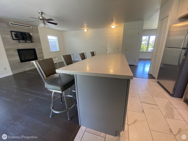 Building Photo - 3bd/2ba Single-Level Home - Close to Downt...