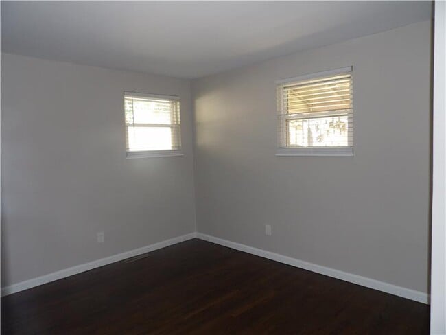 Building Photo - 122 Tracy Ln