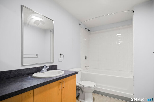 Building Photo - 40 Elm St