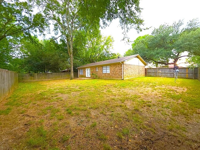 Building Photo - 308 Lakeview St