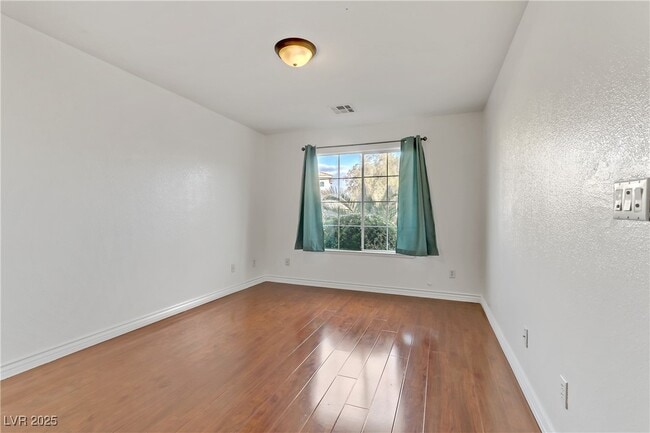 Building Photo - 7215 N Buttons Ridge Dr