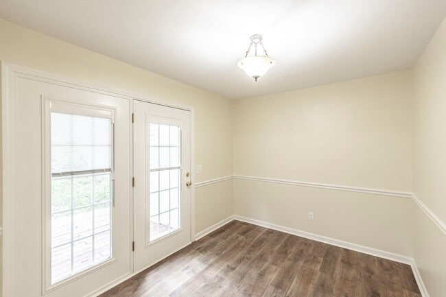 Building Photo - Charming Townhome
