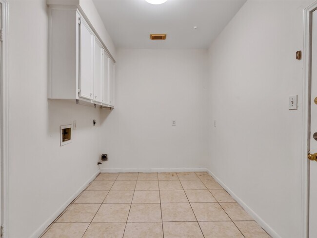 Building Photo - 1127 Gloria Ct