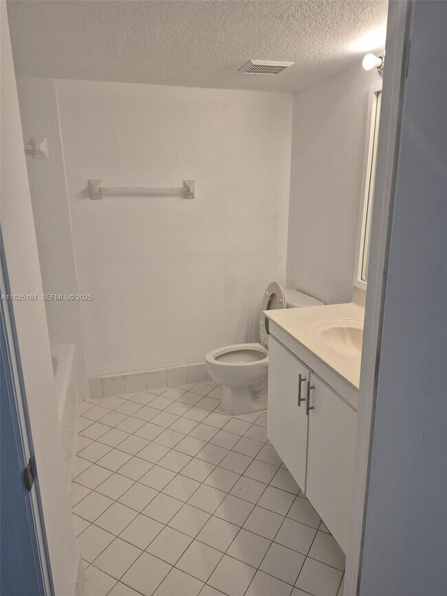 Building Photo - 2701 SE 12th Pl