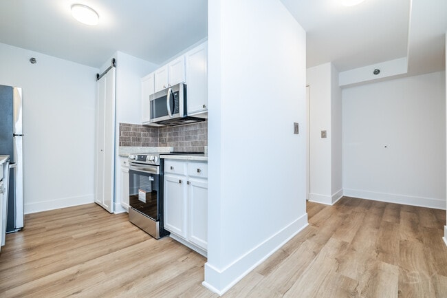 Building Photo - 345 N La Salle Dr