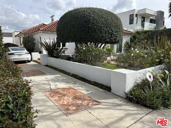 Building Photo - 128 S Swall Dr