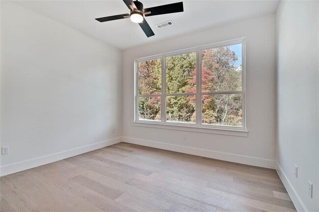 Building Photo - 28 Bedford Ln