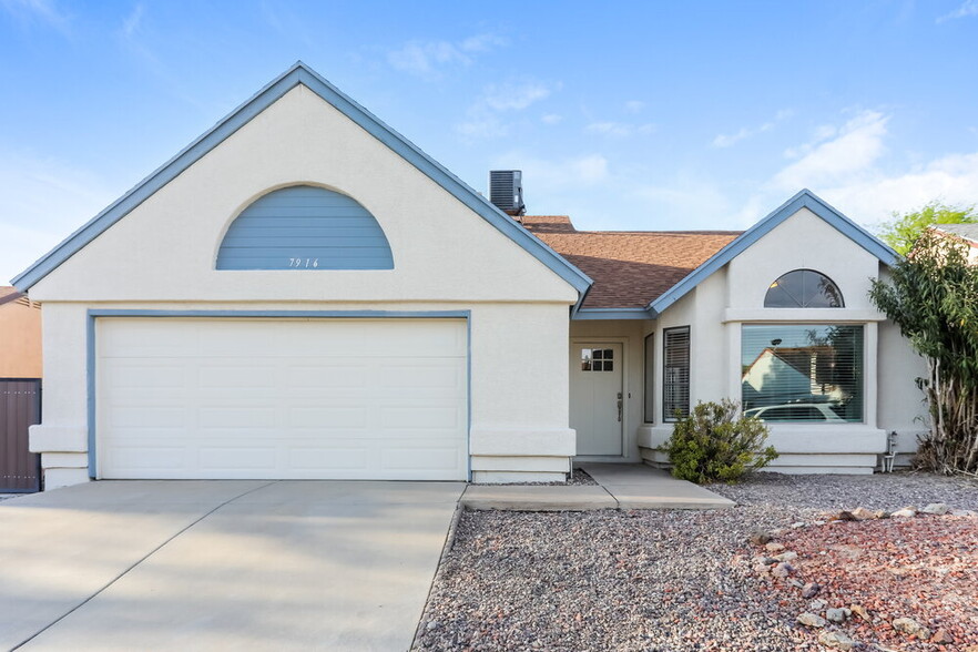 Primary Photo - 7916 N Roundstone Dr