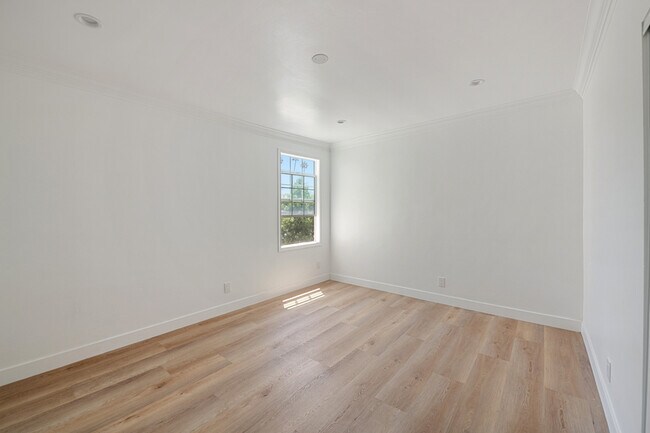 Building Photo - 1008 N Stanley-6