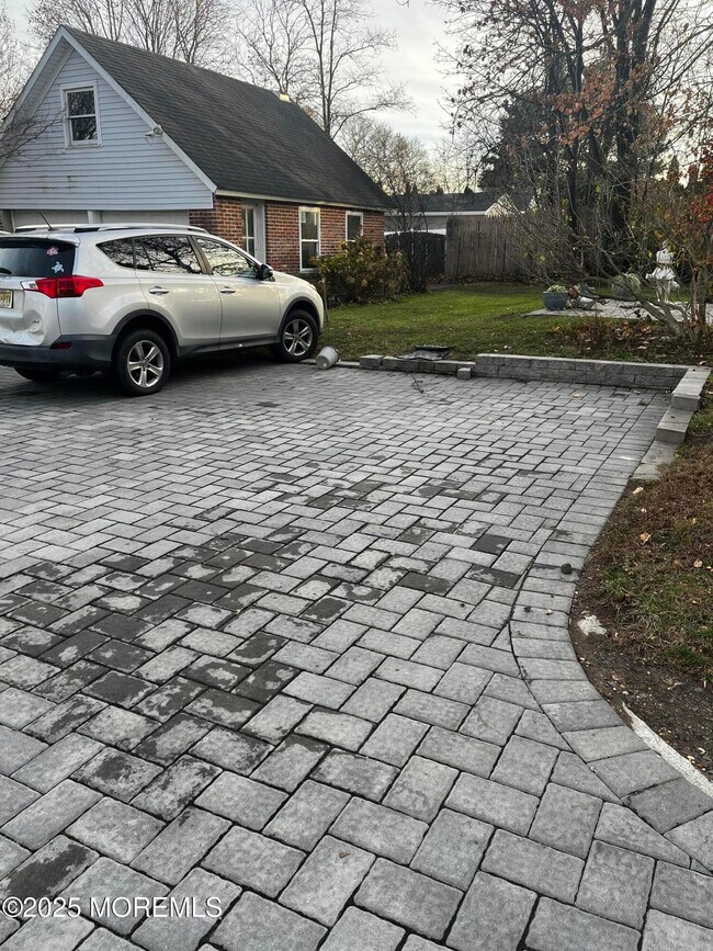 Building Photo - 103 Main St