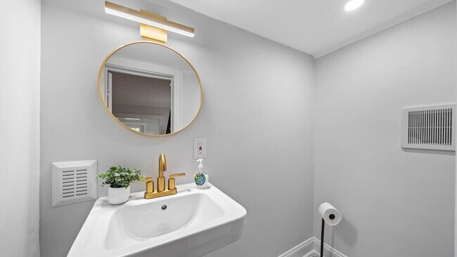 Building Photo - 720 1/2 West Woodlawn Avenue-SI ID1271939P