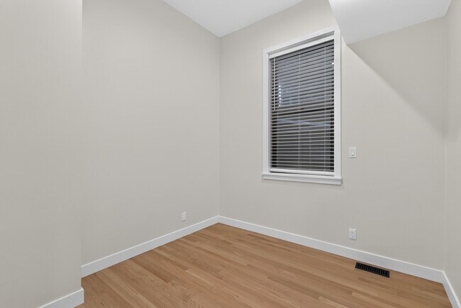 Building Photo - 2132 W Potomac Ave