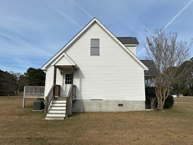 Building Photo - New Carpet and Fresh Paint!