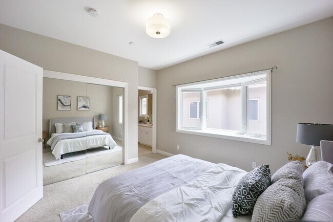 Building Photo - 492 Tyndall St