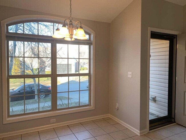 Building Photo - 772 Rosslyns Dale