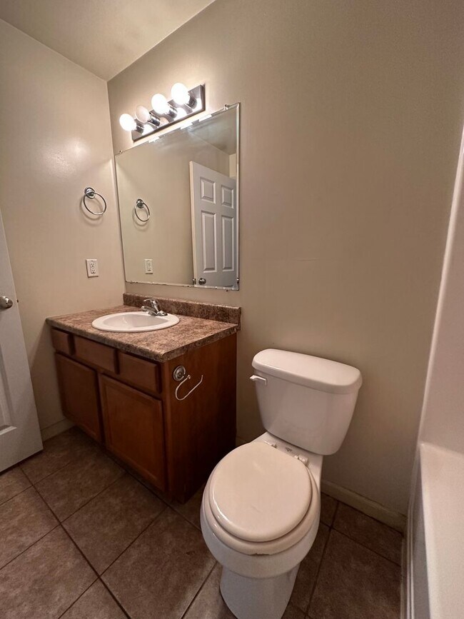 Building Photo - 3105 W Michigan - 6 Bed/3 Bath Townhouse Near WMU