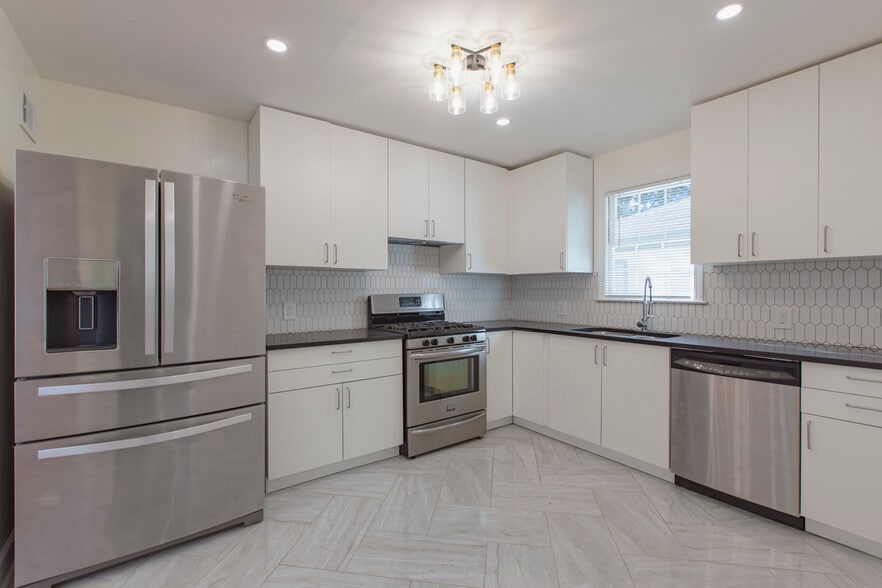 Kitchen - 1532 E 53rd St